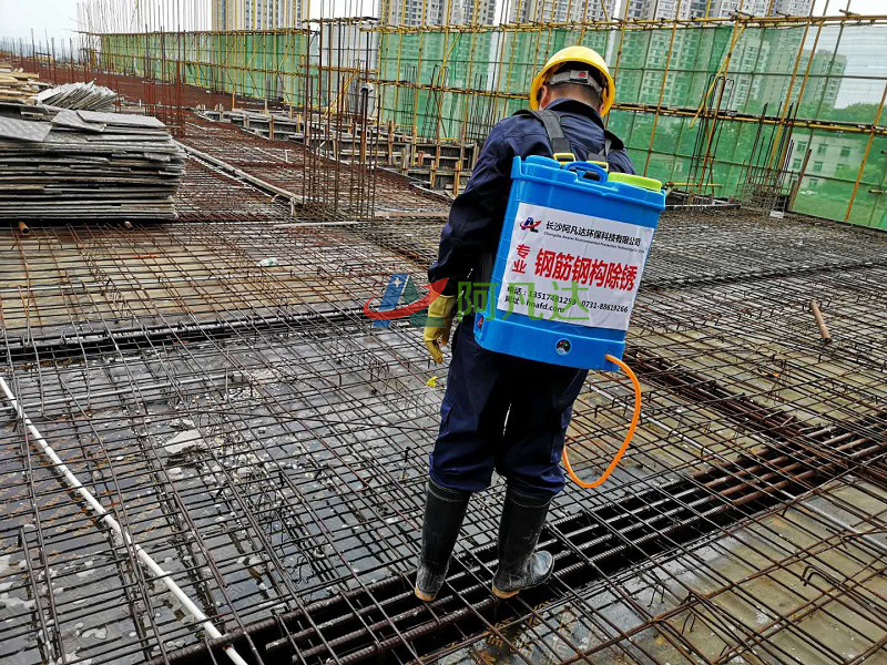 鋼筋除銹施工.jpg 鋼筋除銹施工.jpg